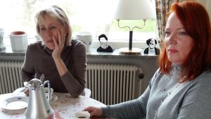 Lotta Malmstedt och Éva Neroth. Lotta Malmstedt, Éva Neroth vid kaffebordet
