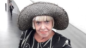 Sirkka-Liisa Krapinoja-Sass haluaa vapauttaa ihmiset olemaan oman näköisiään. Sirkka-Liisa Krapinoja Kiasmassa