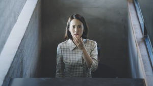 Den nyrika hemmafrun Park Yeon-kyo (Yeo-jeong Jo) kämpar oavbrutet för att allting skall vara just rätt och alldeles perfekt. Park Yeon-kyo (Yeo-jeong Jo) står i en trappa och ser förskräckt ut.