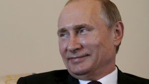 Vladimir Putin under ett möte med Kirgizistans president Almazbek Atambajev i S:t Petersburg 16.3.2015.