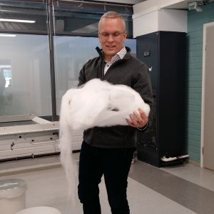 VD Janne Poranen med Spinnovafibrer, som utvunnits ur cellulosa. Janne Poranen med fibrer