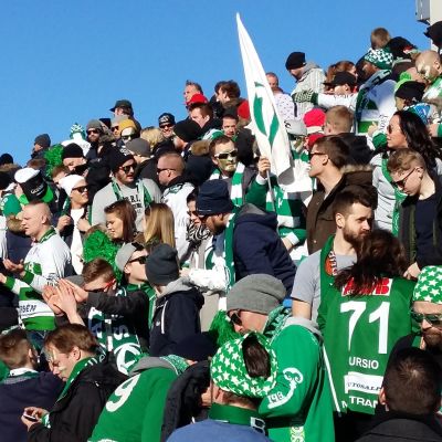 Trömpperit laddar upp