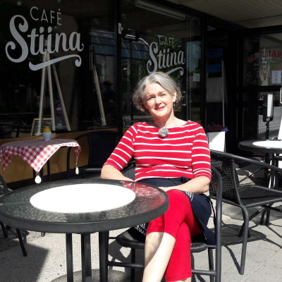Tiina Suni utanför Café Stiina i Karleby.