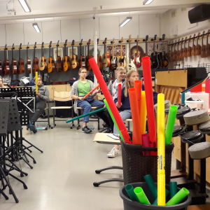 Boomwhackers hör till de enklare instrumenten. Boomwhackers och elever som spelar på dem.