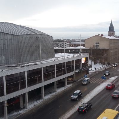 Åbo konserthus och Aningaisgatan en grå, snöslaskig januaridag.