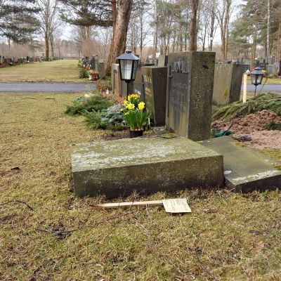 Omkullvält gravsten på Åbo begravningsplats.