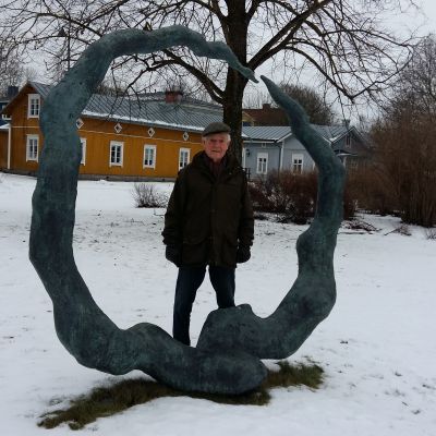 Pro Runebergs ordförande Kurt-Erik Långbacka står vid skulpturen Hjärtats saga