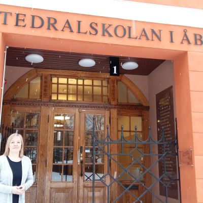Rektor Marianne Pärnänen står vid ingången till Katedralskolan i Åbo