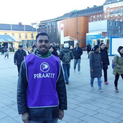 Gweal för sin kampanj utan papper, här på Narinken i Helsingfors.