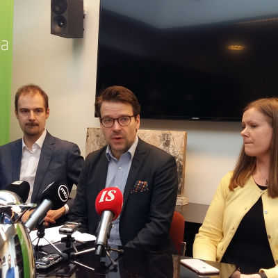 De grönas partisekreterare Lasse Miettinen, partiordförande Ville Niinistö och kampanjchef Kirsi Syväri på presskonferens.