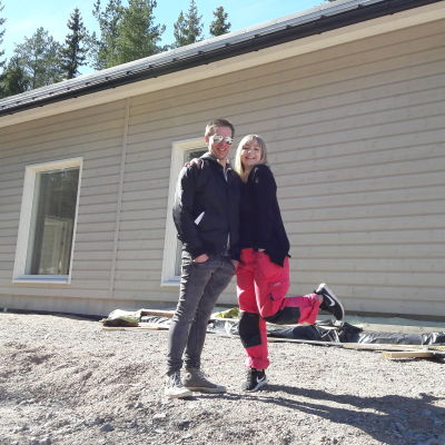Caroline Eriksson och Fredrik Kuni framför husbygget