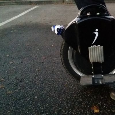 Niko Järvinen kulkee työmatkat sähköistetyllä yksipyöräisellä.