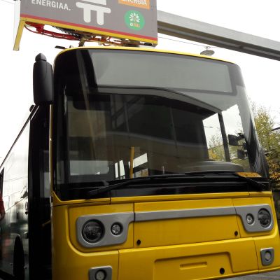 Kuljettaja Rami Wahlsten tarkkailee sähköbussin pikalatausaseman toimintaa Turun lentoasemalla.