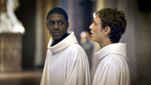 Emmanuel (David Baiot, vas.) ja Yann (Julien Bouanich) sarjassa Tapahtukoon sinun tahtosi