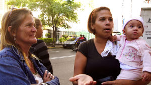 Nuori äiti kaupan jonossa toivoo saavansa vaippoja. Niistä on huutava pula. Venezuela ajautuu kohti humanitaarista katastrofia, presidentti puhuu olemattomasta taloussodasta. yle tv1