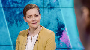 Marjaana Maijala tv-studiossa.