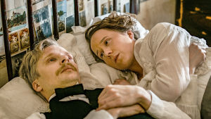 Karaktärerna Sigrid och Eugen ligger på en säng