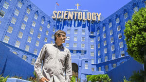 Louis Theroux tutustuu skientologiaan. Theroux seisoo scientologien sinisen ja valtavan päämajan edessä.