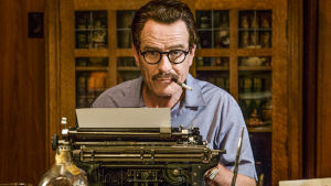 Trumbo: Bryan Cranston. Bryan Cranston Trumbon roolissa kirjoituskoneen äärellä. Kuva elokuvasta Trumbo.