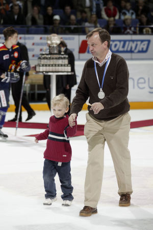 Hjallis med sonen Leo våren 2005. Jokerit hade precis förlorat finalen mot Kärpät. Hjallis Harkimo och sonen Leo Harkimo år 2005