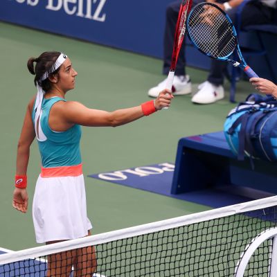 Caroline Garcia ja Karolina Pliskova tervehtivät ottelun jälkeen.