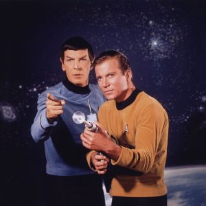 Kapteeni Kirk ja Spock Tähtilaivaston univormuissa taustanaan avaruusnäkymä
