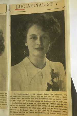 Klipp från Hufvudstadsbladet den 24 november 1952. Luciakandididat nummer 7 - en österbottning - presenteras. Klipp från Hufvudstadsbladet den 24 november 1952. Luciakandididat nr. 7 presenteras.