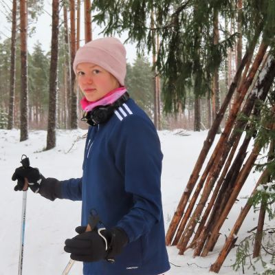 Irja  Metsämäki hiihtää.