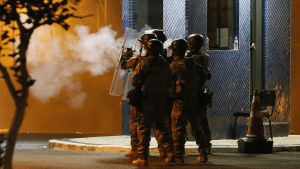 Kravallpolisen avfyrade tårgas för att skingra anhängarna utanför metallfackets byggnad för att Lula skulle kunna överlämna sig. Brasiliansk polis avfyrar tårgas för att skingra Lulas anhängare i Sao Paolo.