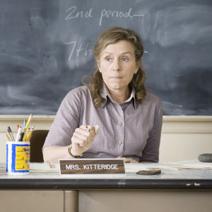 Suorasukainen Olive Kitteridge työskentelee yläasteen matematiikan opettajana Olive Kitteridge (Frances McDormand)