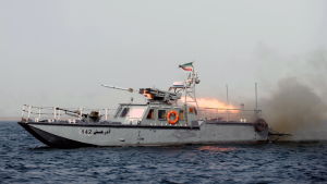 En av Revolutionsgardets attackbåtar under en övning år 2012. En stridsbåt som tillhör iranska revolutionsgardet avfyrar en raket under en övning år 2012.