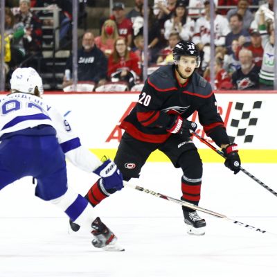 Sebastian Aho driver med pucken mot back.