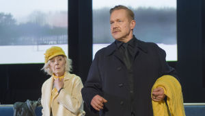 Framme - men var? På bilden Seela Sella och Puntti Valtonen. Foto från Yhtä matkaa på Nationalteatern.
