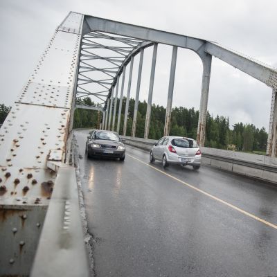 Autoja Jännevirran sillalla