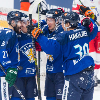 Finlands herrar firar 1–0-målet mot Tjeckien.