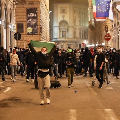 Arga, ofta unga demonstranter har dragit ut på gatorna i större städer så som Florens för att protestera mot regeringens coronarestriktioner.