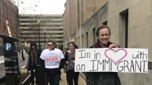 Katherine Morrisons skylt bär texten “Jag älskar en invandrare”. Alla demonstranter ville ändå inte förmedla ett lika kärleksfullt budskap. Katherine Morrisons skylt har texten “Jag älskar en invandrare”.