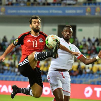 Egyptin Abdalla El Said taisteli pallosta Burkina Fason Issoufou Dayon kanssa maaottelussa 2017.