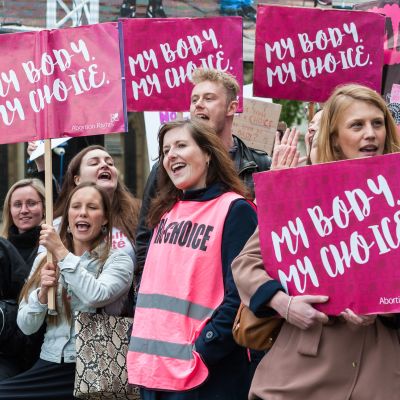 Mielenosoittajat vaativat aborttilakien höllentämistä Pohjois-Irlannissa parlamenttitalon edustalla Lontoossa toukokuussa 2019.