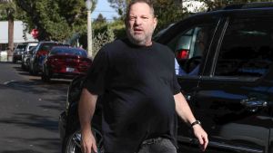 Harvey Weinstein då drevet började. Harvey Weinstein grimaserar illa mot kameran.