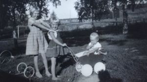 Lena, Stina och Tomas Ekblad på gården i Solf 1959. Lillasyster Ylva föds 1961. Lena, Stina och Tomas Ekblad på gården i Solf 1959. Lillasyster Ylva Ekblad föds 1961.