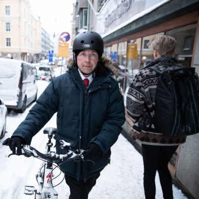 Jussi Hauta-aho taluttaa pyörää