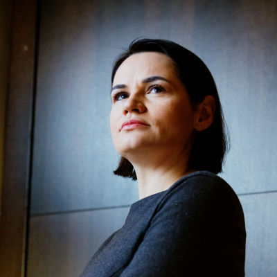 Mörkhårig kvinna i blå klänning. Den belarusiska oppositionsledaren Svetlana Tichanovskaja på besök i Finland.