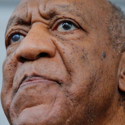 Arkivbild på Bill Cosby då han lämnar domstolen i Pennsylvania i juni 2017. 