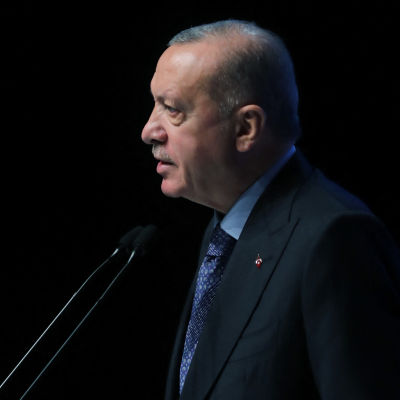 Erdogan står framför en mick.