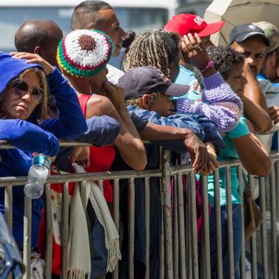 Venezuelalaiset jonottavat saadakseen todistuksen "kotimaasta" Caracasissa 20. tammikuuta 2017. Todistuksen avulla voi saada valtion tukea.