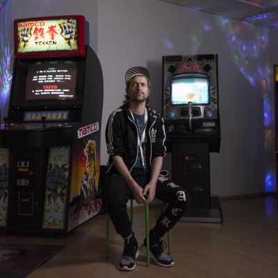 Pelikeräilijä Paolo Carrassi omassa Pop-up pelihallissaan Kuopiossa.