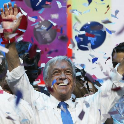 Den konservativa ex-presidenten Sebastián Piñera  är favorit i söndagens presidentval i Chile