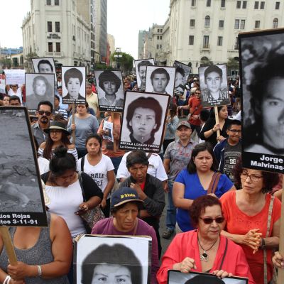 Många demonstranter i Lima bar på porträtt på människor som dödades i massakrer beordrade av Fujimori.