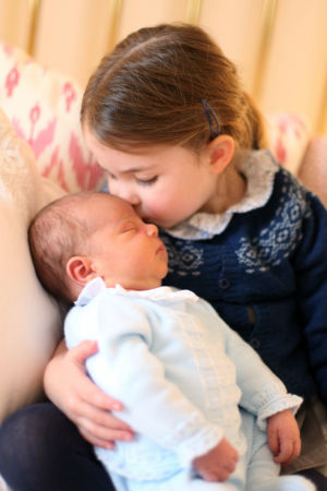 Prinsessan Charlotte pussar sin nyfödda bror, prins Louis. Prinsessan Charlotte pussar sin nyfödda bror, prins Louis.